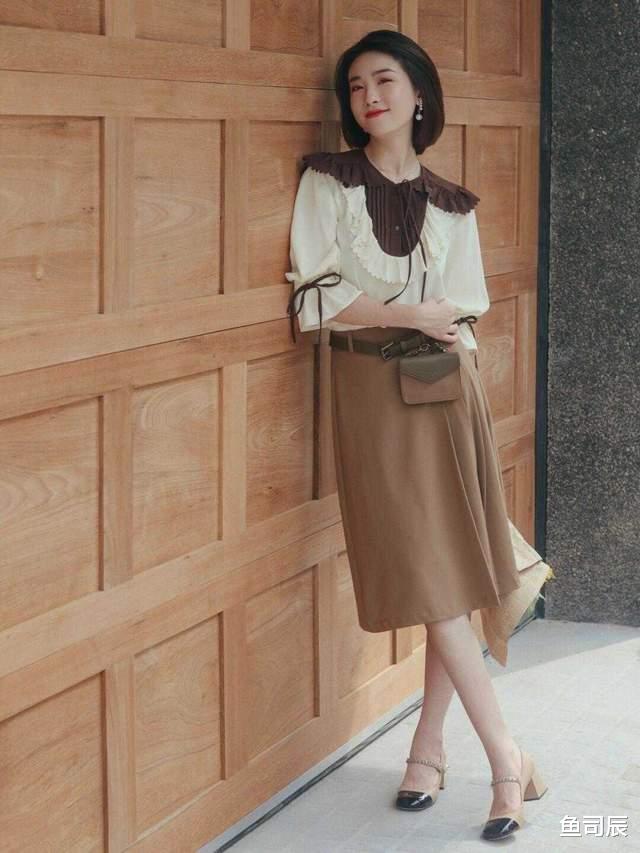鱼司辰|秋季的叠穿技巧，我想很多人都搞错了，你看看时尚博主都爱这样穿