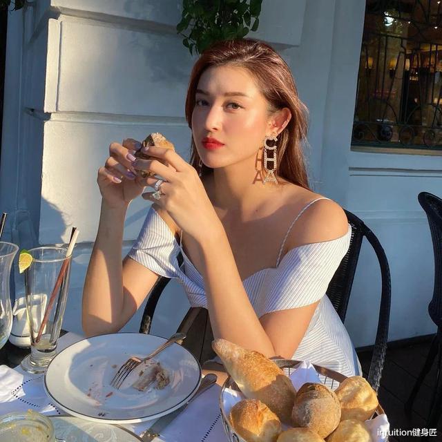 直发|她是富豪\收割机\，40岁嫁90后小鲜肉，这颜值和身材令人折服