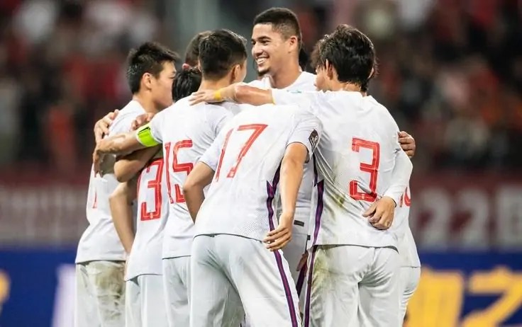 国足|2-0！国足获胜排名升至第五，出线形势：一胜一平拿4分确保晋级