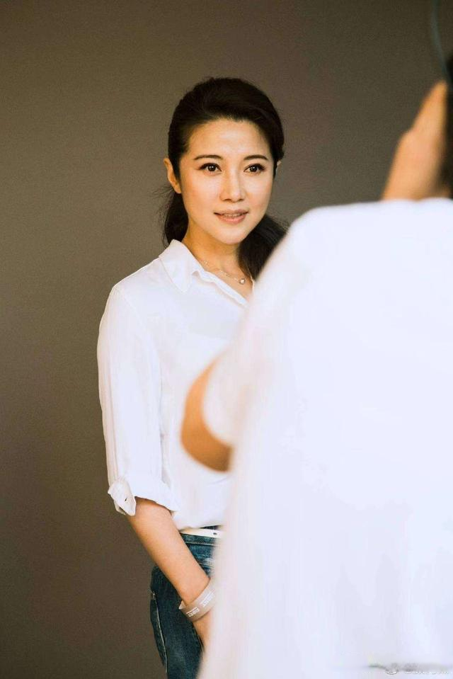 颜丙燕|影后颜丙燕，49岁的她，依旧是单身一人！光芒四射的影后也愁嫁