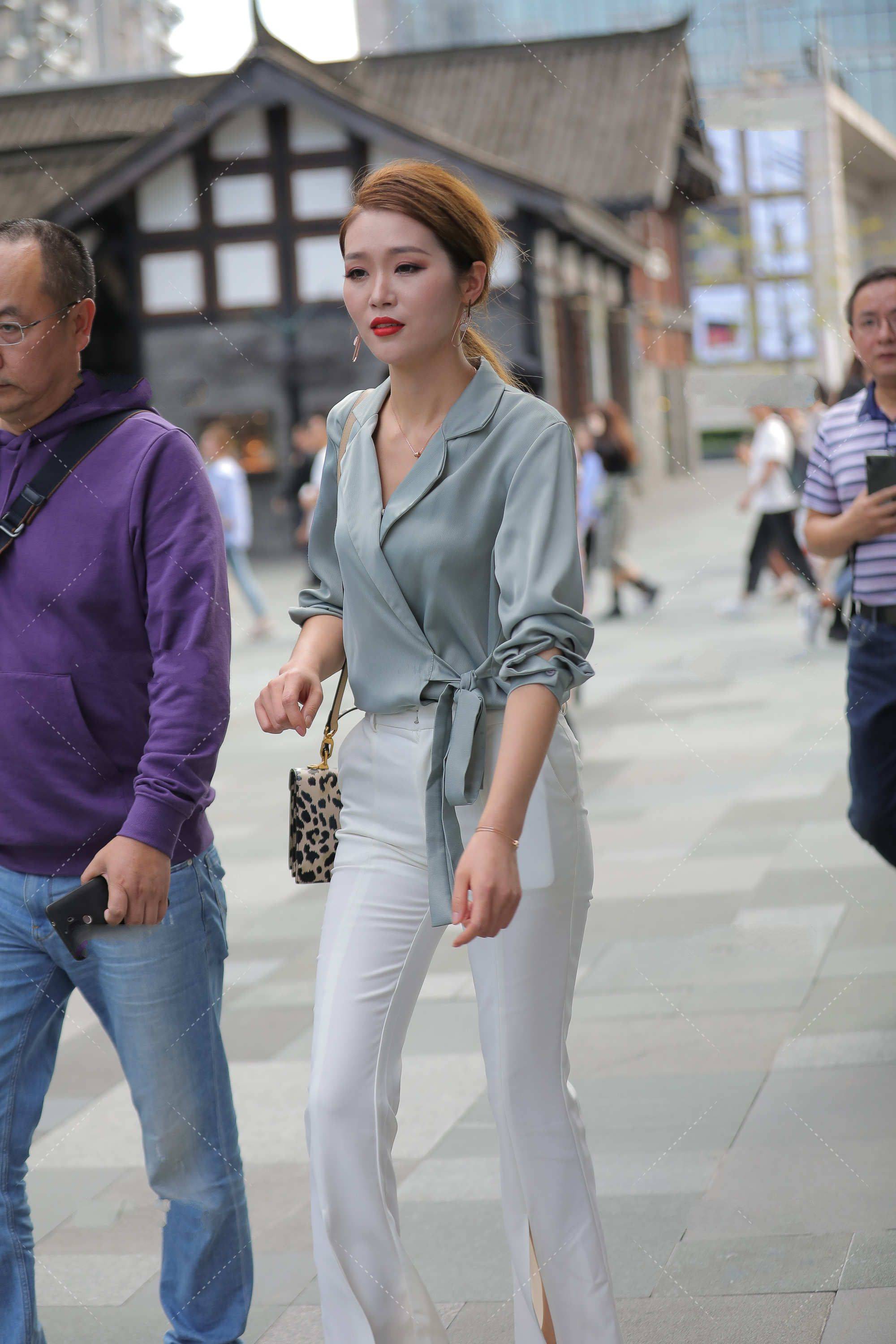 裤子|一条白色裤子，干净大方满足职场需求，展现别样的轻熟风格