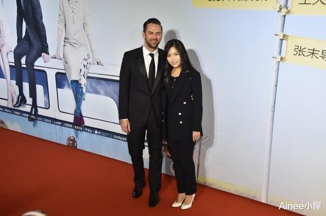 张艺谋|张艺谋女儿和外籍老公同框,穿西装干练简约,身材挺娇小的