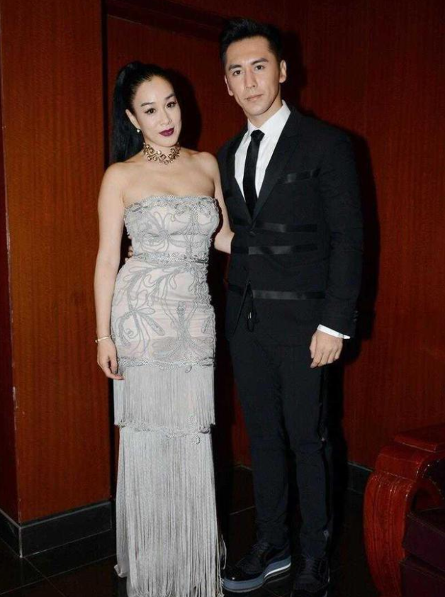 钟丽缇|钟丽缇和张伦硕亮相活动，穿一袭灰色抹胸礼服裙，展现优雅气质范