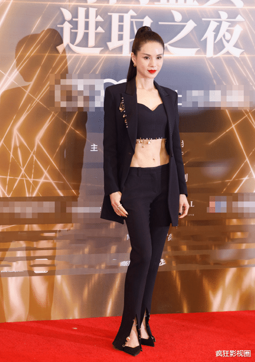 李若彤|又是红毯！李若彤“水蛇腰”，张雨绮肩颈诱人，闫妮西装配短裙