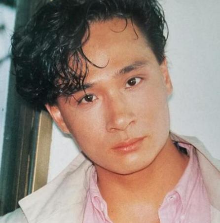 吴镇宇|吴镇宇儿子费曼近照：眼角疤痕仍触目惊心，难怪当时气得怒摔话筒