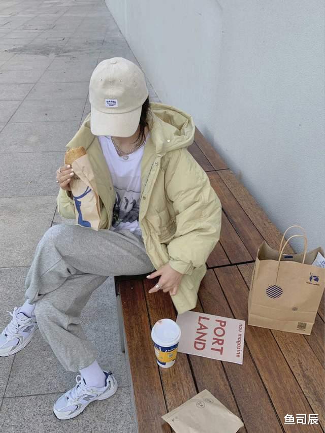 鱼司辰 羽绒服怎么穿才好看？搭配半身裙或牛仔裤减龄时髦，保暖又舒适