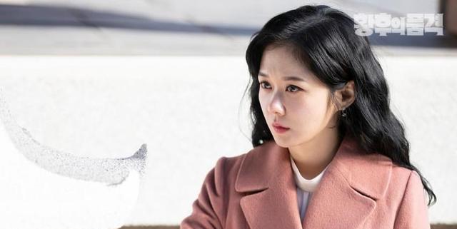 iu|张娜拉新剧又换新造型,微卷长发搭配白色连衣裙,秒变18岁小仙女