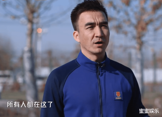 陈小春|帮陈小春做引体向上，写信给jasper，艾站长：应采儿带孩子过来玩