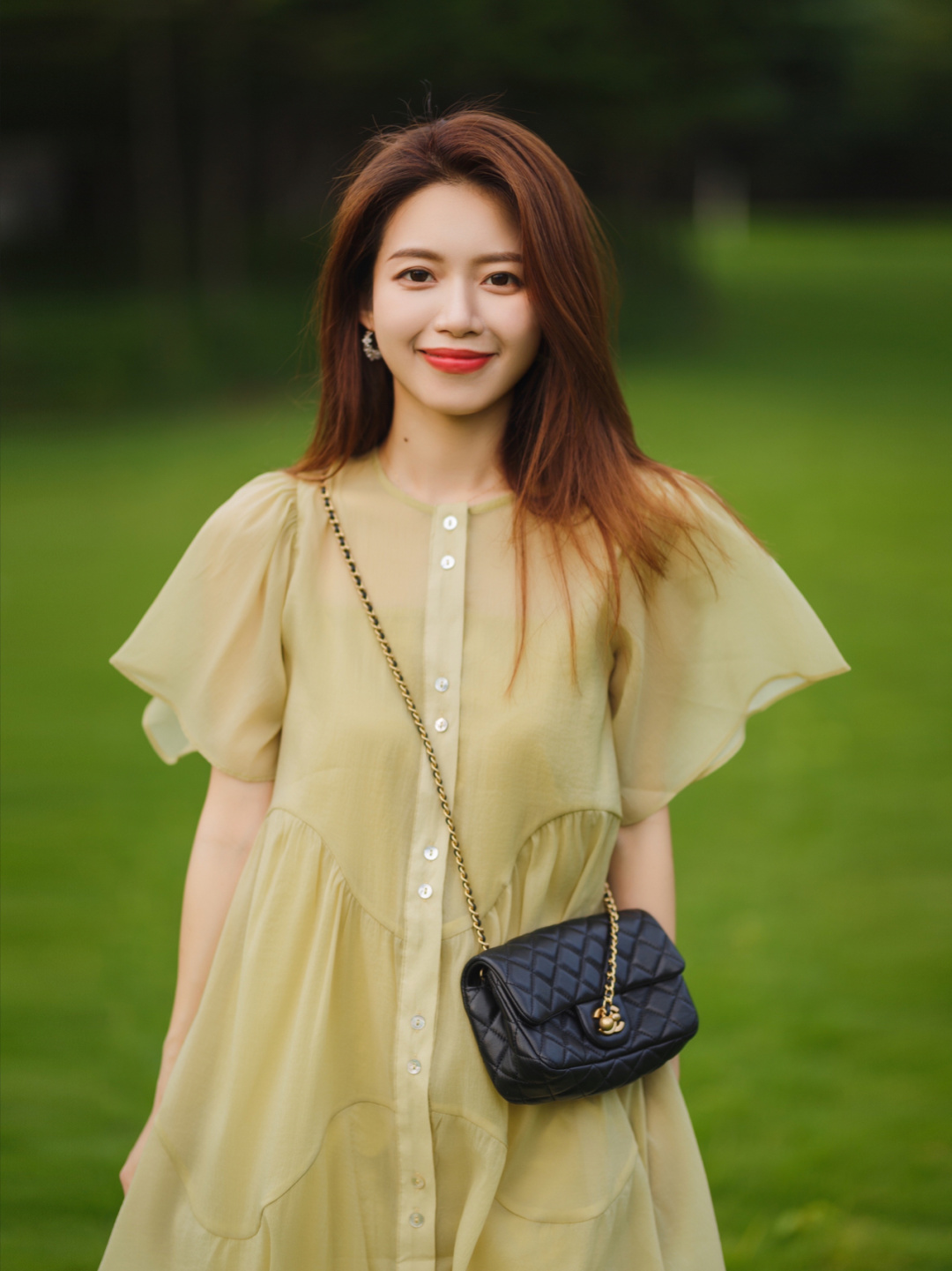 何有强|都市“精英”女白领都爱这么穿，衬衫搭配半身裙，简约高级又减龄