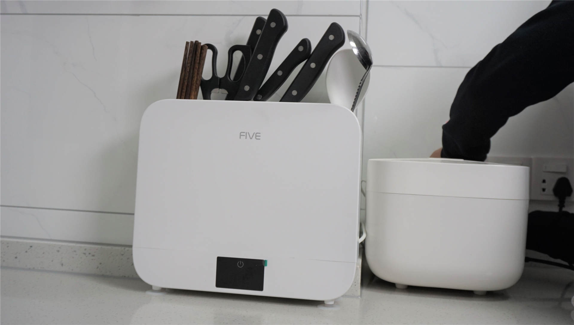 创投圈|小米生态再来造福厨房！米家APP控制的Five智能刀筷杀菌架实测