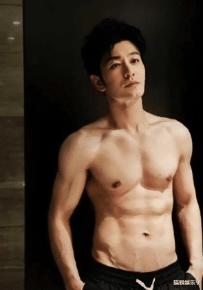 黄晓明|43岁黄晓明晒照，暴瘦成小v脸仍有6块腹肌，曾为减肥饿到快晕倒