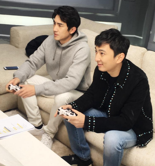 林更新|林更新短发生图上热搜，网友：两个好哥们都栽了，你网红女友在哪