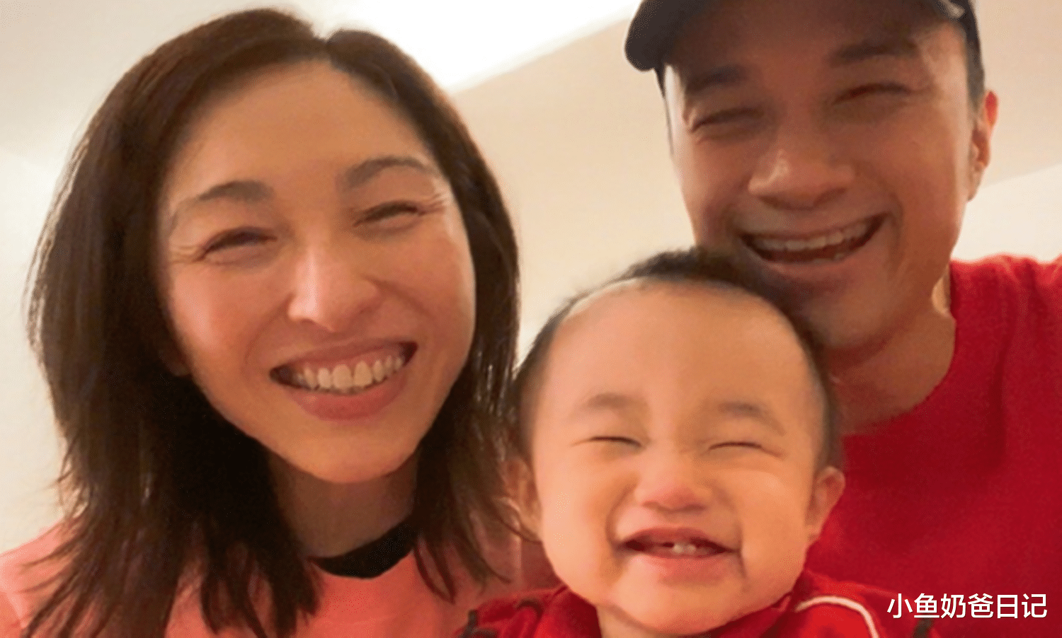 古巨基|古巨基携妻儿出游，带上三个保姆照看宝宝，老来得子要注意尺度