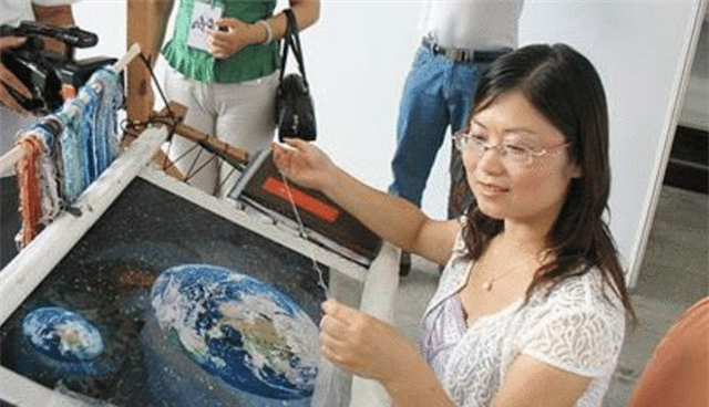 她用一根针绣出星空宇宙,美国航天局高价求购,她:只属于中国