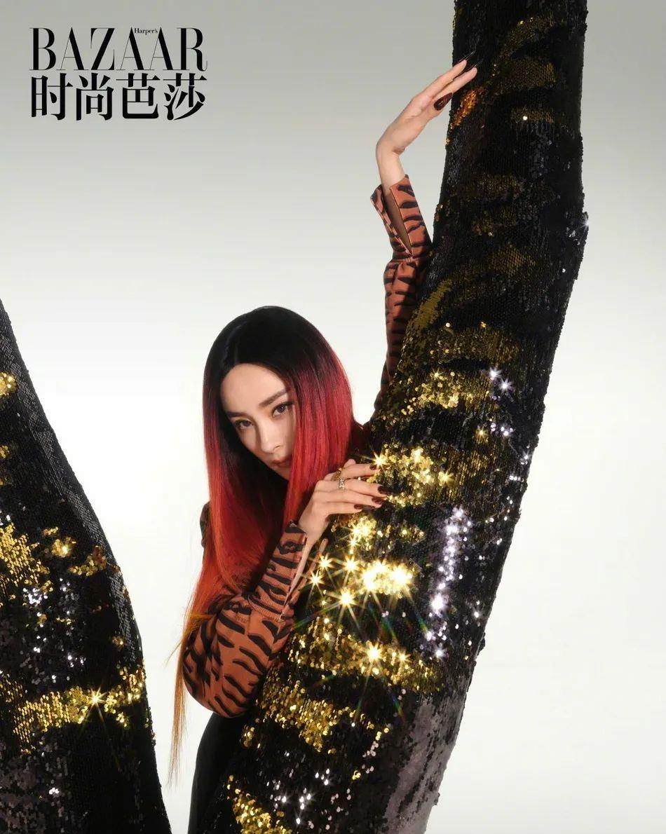 杨幂|杨幂穿黑金长裙变性感虎女！雪肤玉貌太明媚惊艳