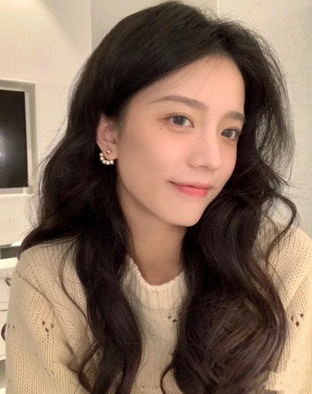 女人味 年底该做头发了，究竟是“烫卷”还是“拉直”？40岁的你想好了吗