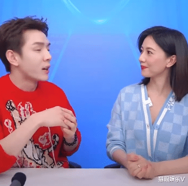 李佳琦|42岁高圆圆现身直播，身前衣服大开被网友调侃，李佳琦机智帮解围