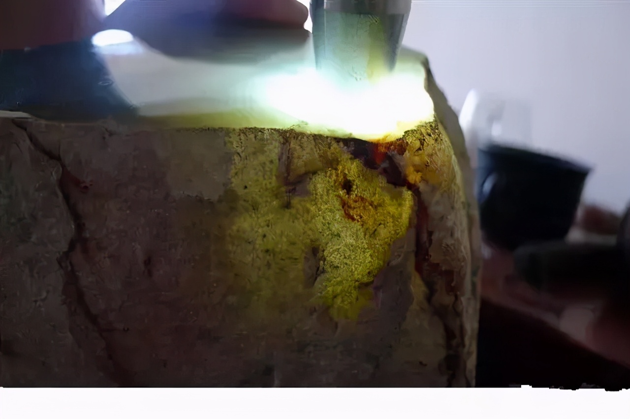 翡翠|价值80万的翡翠原石，“丑陋”的皮壳，切出了意想不到的惊喜