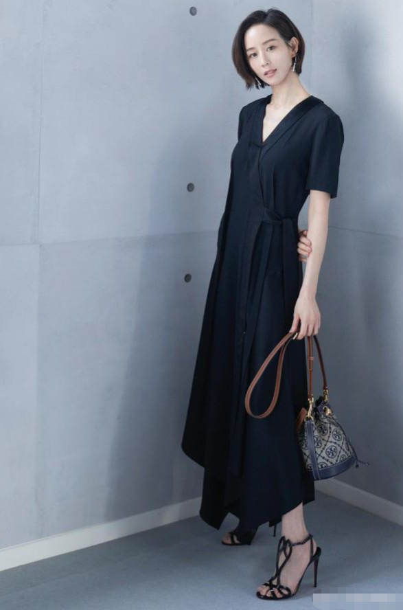 小黑裙|剪了短发的张钧甯英姿飒爽，穿简约小黑裙很抢眼，这小蛮腰谁不爱