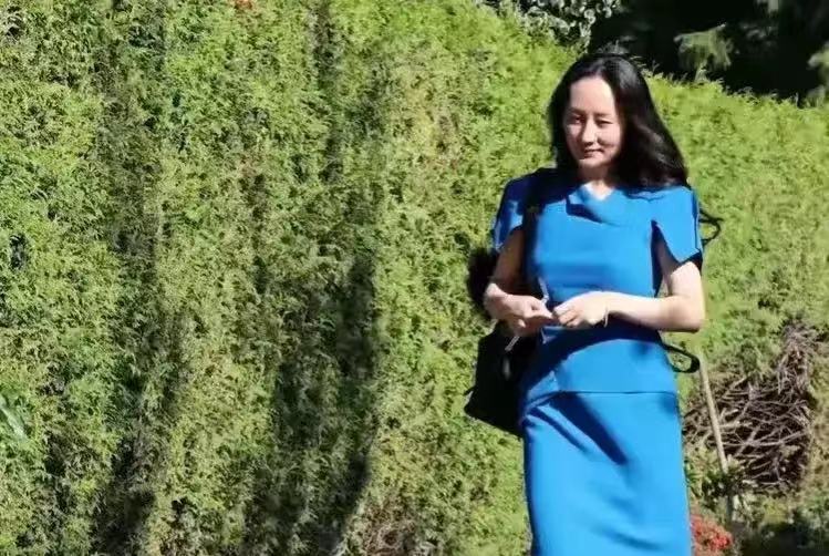 加菲猫说时尚|孟晚舟终于结案了！一天换好几套造型，最后一搏笑容坦然惹人心疼