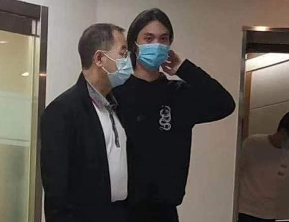 吴孟达|吴孟达离世家人罕露面，现任妻痛哭需人搀扶，幼子手拿一盒面巾纸