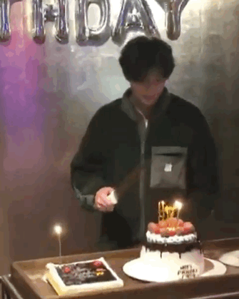 魔童|张智霖袁咏仪儿子晒庆生照,帅气正脸公开,魔童举手投足像极爸爸