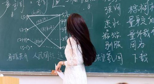 关晓彤|武汉大学“美女老师”火了，五官精致像明星，本尊回应却让人失望