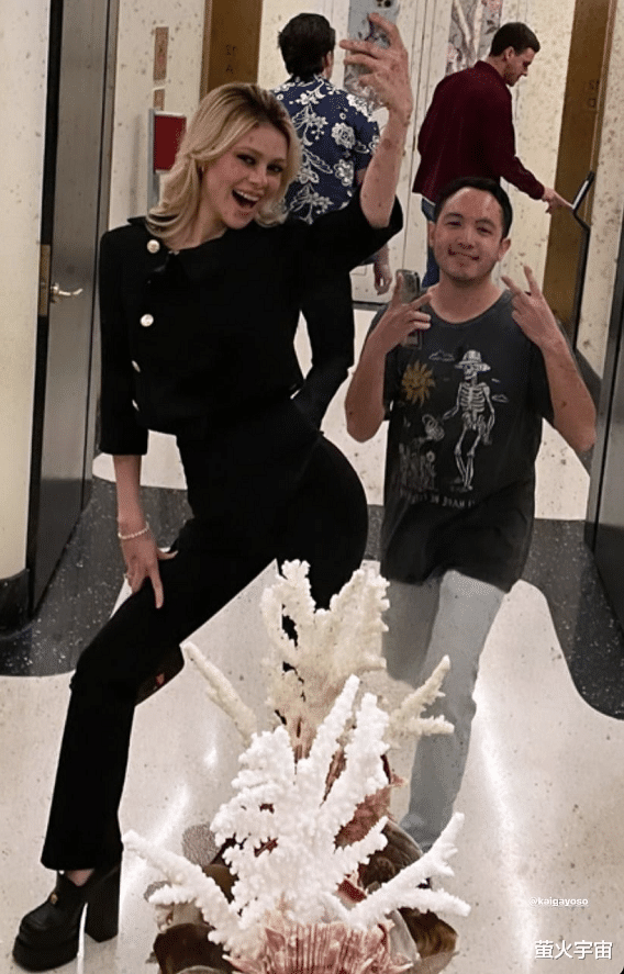 宋智孝|贝克汉姆长子与未婚妻合影，富家女外套配空气裤，黑眼线似大反派