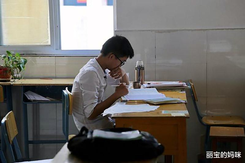 丽宝的妈咪|学费“万开头”的本科和实惠的专科,报考哪个更合算?考生要注意