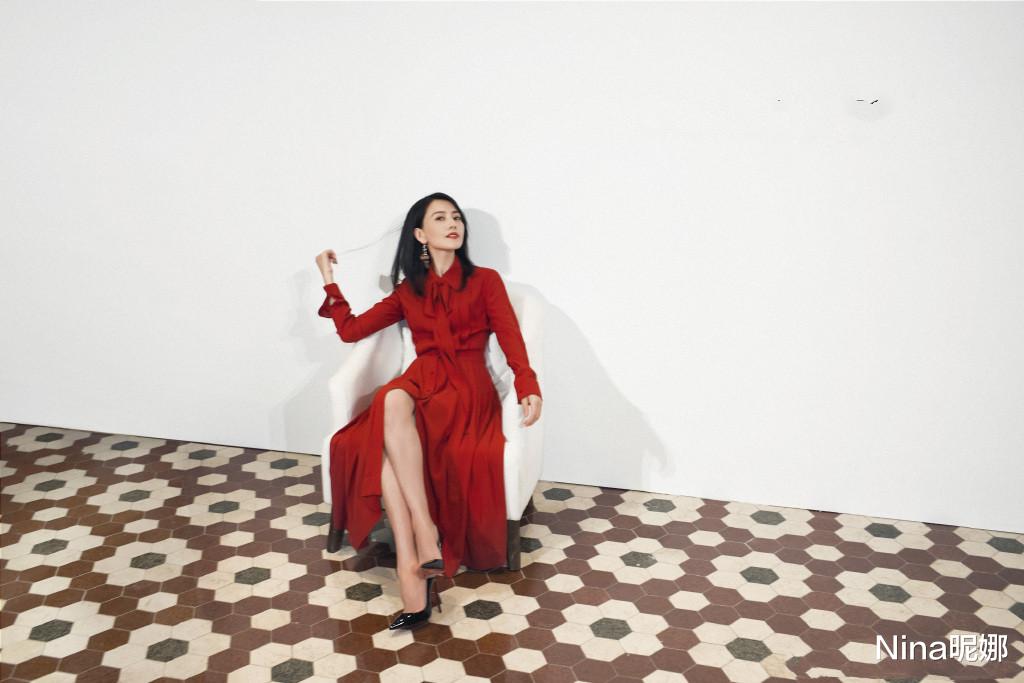 李嘉欣|高圆圆新戏开机太抢眼，穿1000羽绒服剪短发很少女，站C位美成焦点