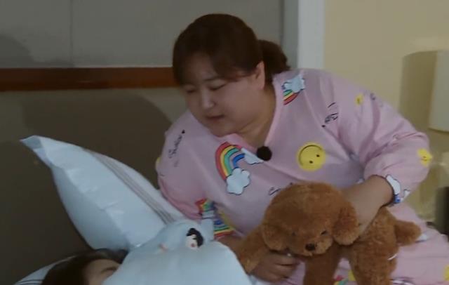 关晓彤|关晓彤被吵醒后，下意识看向床的另一侧，嘟囔一个名字让贾玲慌张