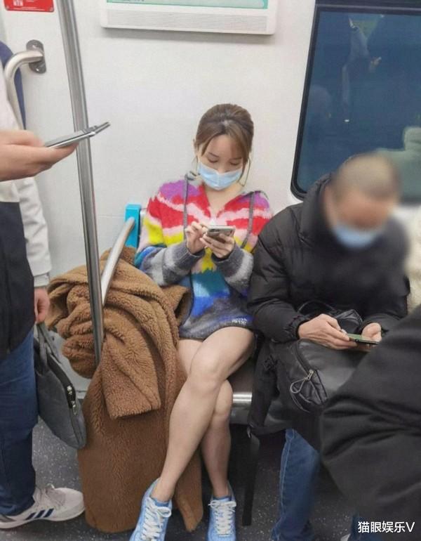 金莎|39岁金莎地铁被偷拍，下衣失踪露白嫩长腿，3万大衣快掉地也不管