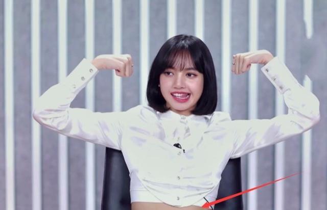 lisa|Lisa太过激动，抬手时才发现穿的短装，意外暴露了真实腰围