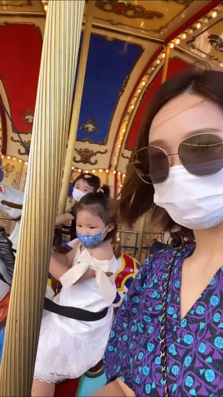 李亚男|李亚男带大女儿坐旋转木马，互动温馨有爱，和王祖蓝同台合唱超甜