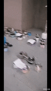 “我家邻居盖了栋豪宅，弄的我家变成了他的厨房…”