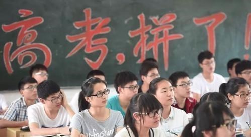 依科育儿吧|丁真被国企录用惹争议，大学生质疑：寒窗苦读多年反倒不如颜值高