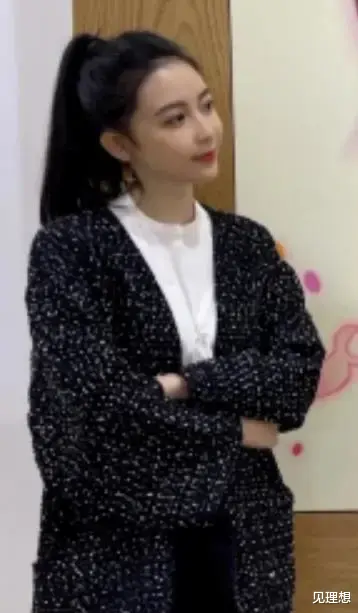 潘玮柏|潘玮柏携娇妻看画展，老婆穿短裙大秀火辣长腿，两人甜蜜似连体婴