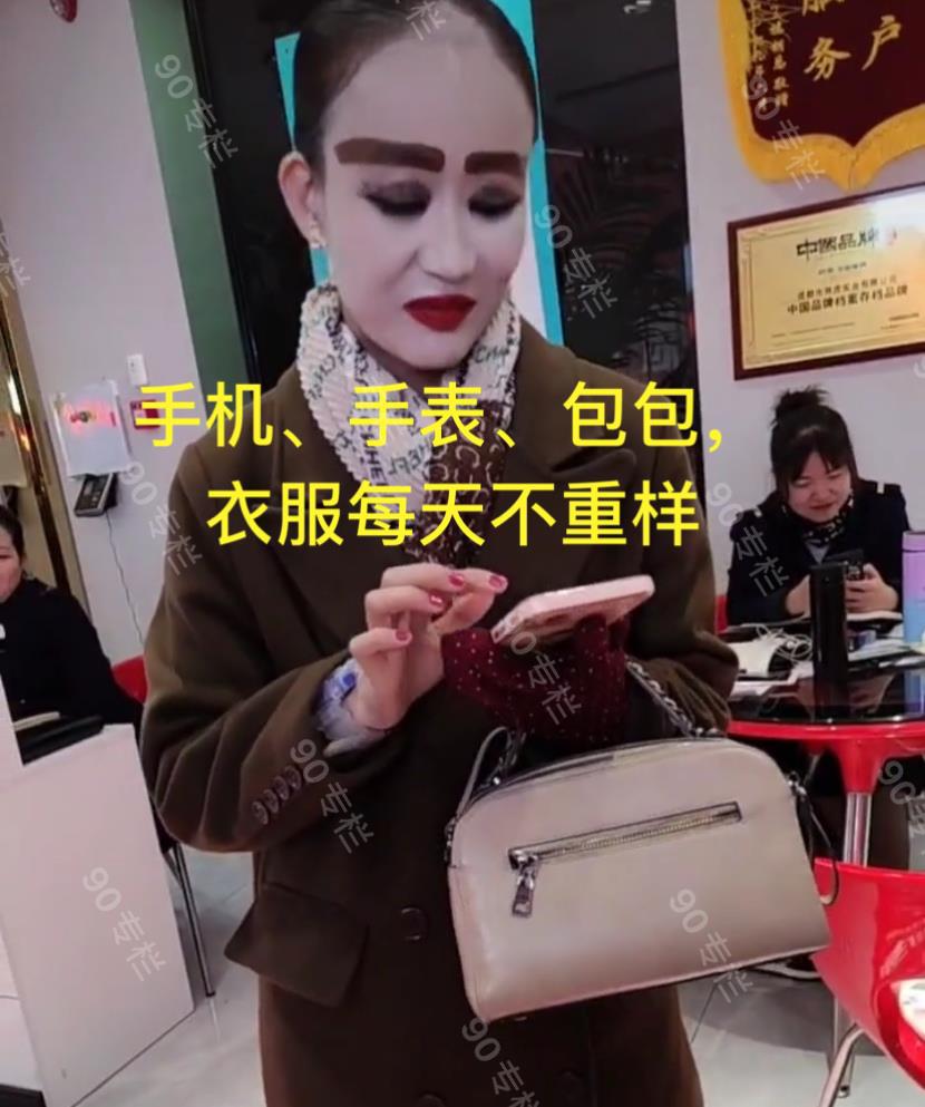 衡阳|衡阳“眉毛姐”，一对眉毛粗又黑，还有个不良爱好，网友：可惜了