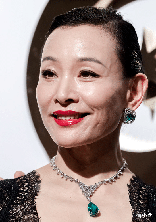 蓓小西|陈冲不走寻常路,壮硕身材穿紧身蕾丝裙气质惊艳,年过半百依旧美