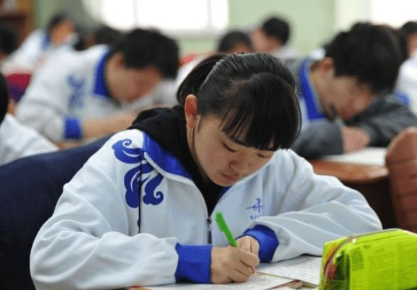 安妈育儿日|大一新生入学半个月后，相继出现“高三后遗症”，既心酸又好笑