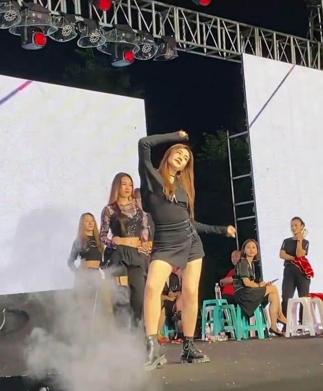 王小蒙|象牙山度假村开业礼，王小蒙热舞生图差距大，杨晓燕身材抢镜