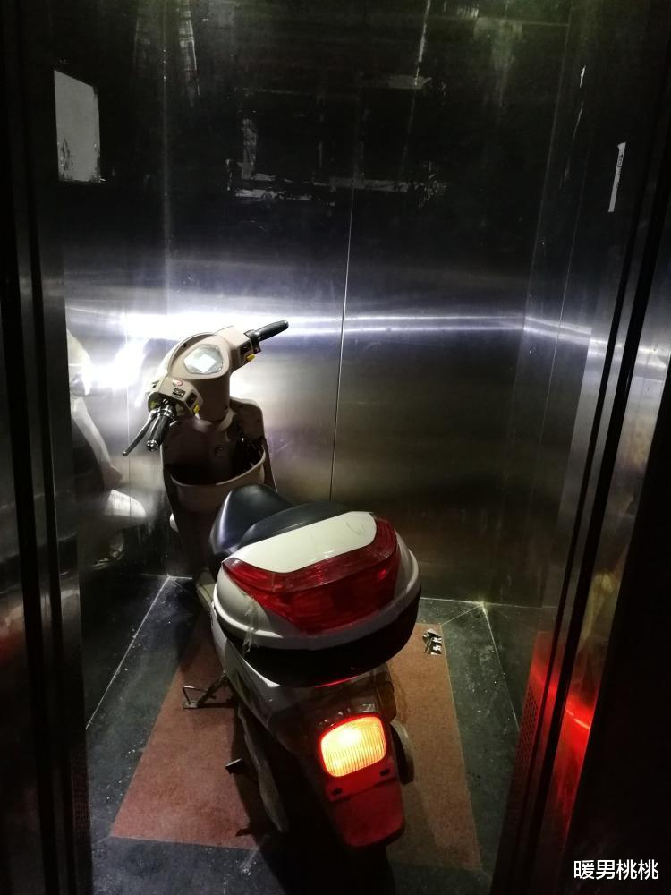 暖男桃桃 福州首个电梯电动车智能识别系统上线！想上楼充电没门！