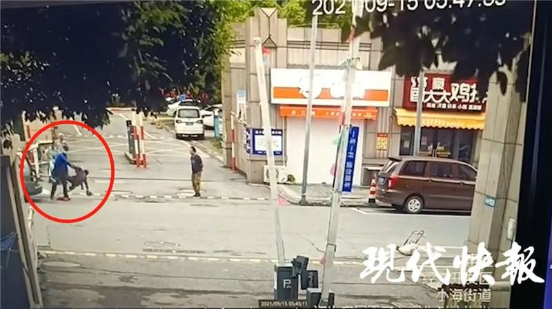 摆摊 摆摊老人被协管员拎起甩翻,回应来了