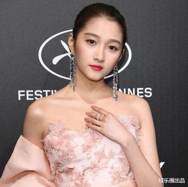 关晓彤|关晓彤的状态真是A，在国外出席活动，与国际名模合影依然抢镜