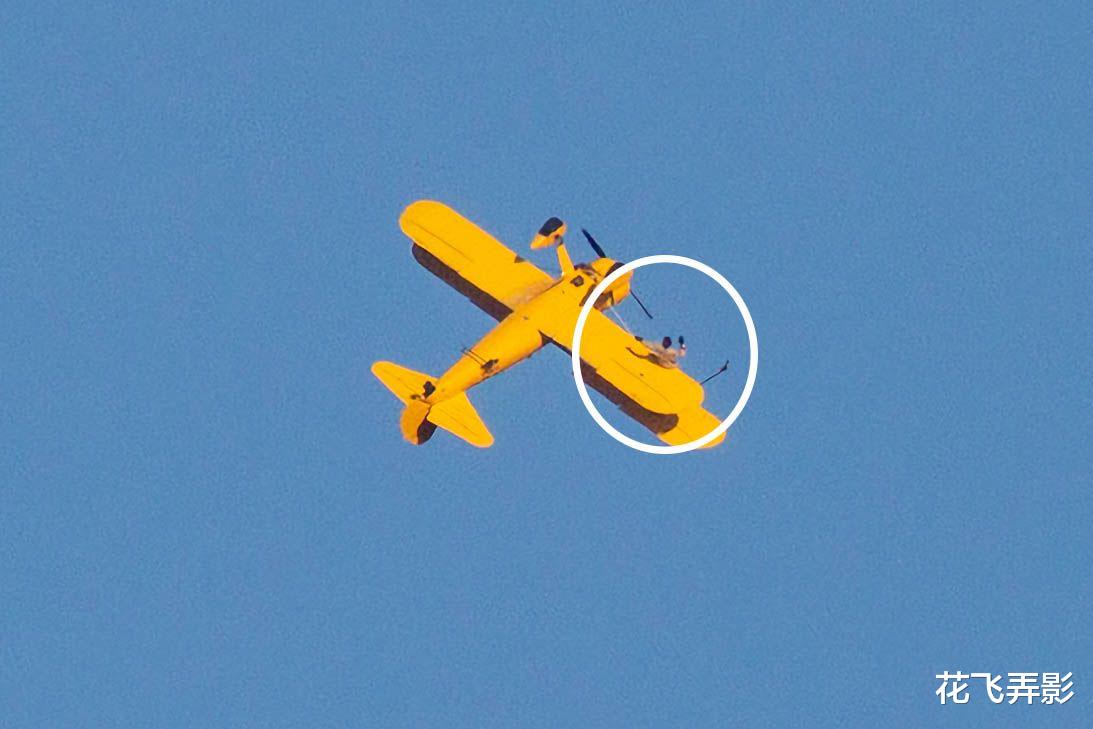 汤姆·克鲁斯|阿汤哥《碟中谍8》片场照曝光，在空中爬出飞机驾驶舱，场面十分惊险