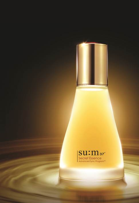 补水 这些美白补水精华液，改善皮肤暗哑无光让肌肤柔嫩光泽、弹力紧致