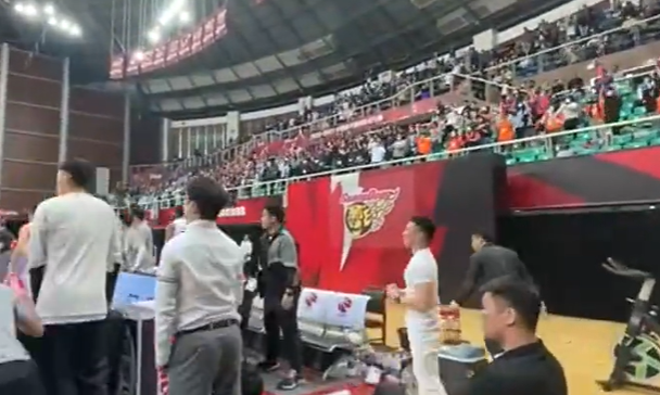 绝杀|见过大场面！威姆斯绝杀首钢，广东全队起跳怒吼，朱芳雨面无表情