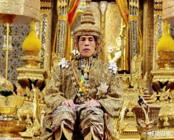 69歲泰王終於亮相，為玉佛更換雨季衣服，後宮22位嬪妃誰都沒帶-圖9