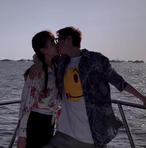 赵本山|赵本山女儿三亚度假，住豪华大别墅，在海上与男友甜蜜接吻