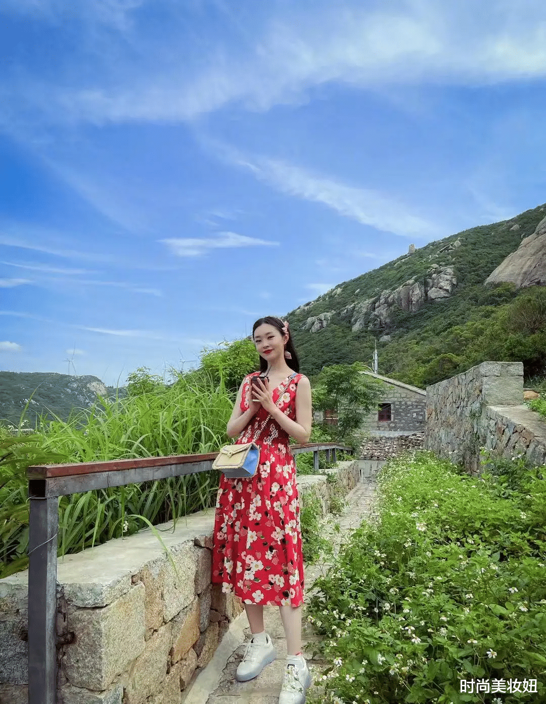 时尚美妆妞|“宋轶”越看越漂亮，一袭白纱连衣裙高级大气，又美出圈了